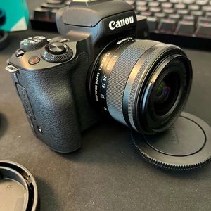 Canon M50 mirrorless camera 15-45 lens